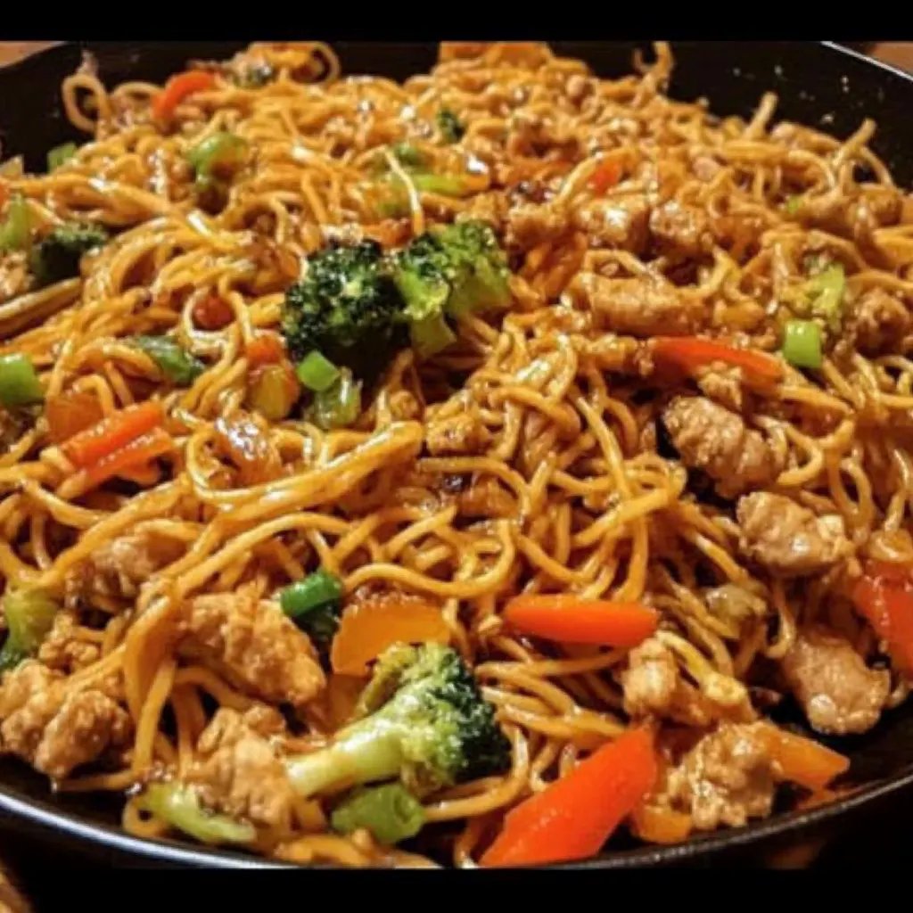 Chinesisch gebratene Nudeln mit Hühnchenfleisch, Ei und Gemüse